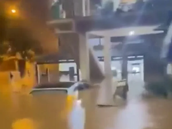 Foto colorida de casa inundada por enchente no RS - Metrópoles