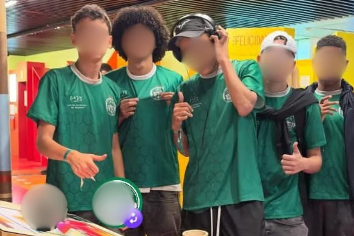 O adolescente J., de 17 anos, passou 15 dias internado injustamente na Fundação Casa apenas com base na descrição do cabelo O adolescente J., de 17 anos, passou 15 dias internado injustamente na Fundação Casa apenas com base na descrição do cabelo