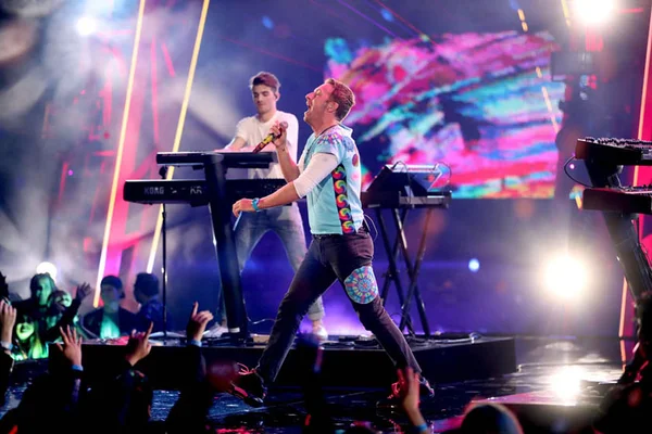 Coldplay lança álbum Music of The Spheres, com parcerias de Selena Gomez e BTS