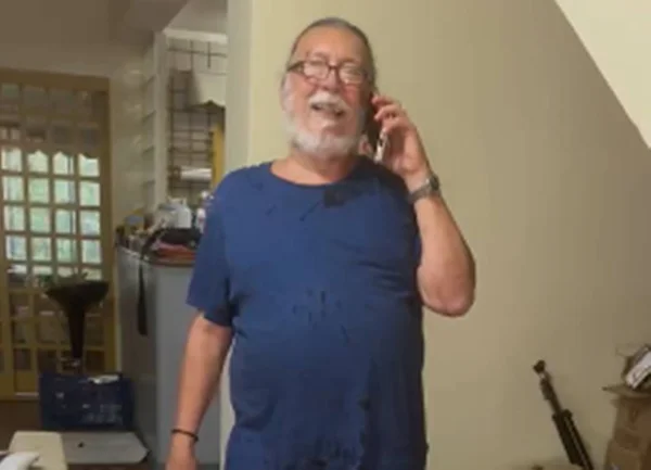homem ao telefone