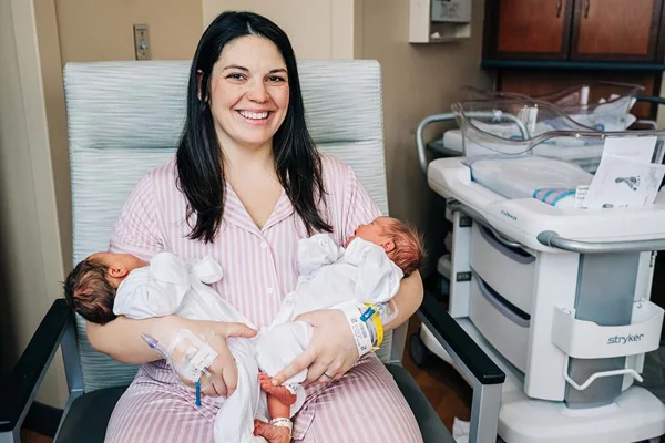 Foto mostra Kelsey Hatcher com suas duas filhas gêmeas que nasceram de úteros diferentes em dias diferentes