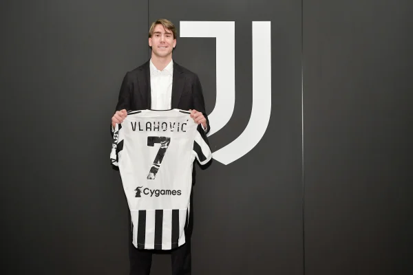 Artilheiro cobiçado, Dusan Vlahovic é apresentado pela Juventus