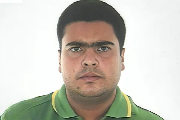 Homem de gola polo verde no fundo branco. William do Comboio do Cão - Metrópoles
