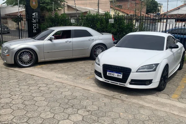 Imagem mostra carros de luxo - Metrópoles