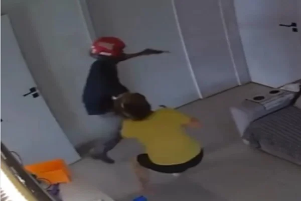 Imagem colorida, ladrão invadindo casa de mulher - Metrópoles