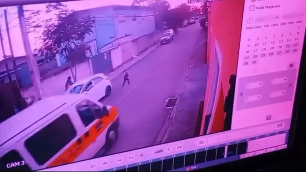 Imagem colorida do circuito de segurança que mostra atropelamento de criança - Metrópoles
