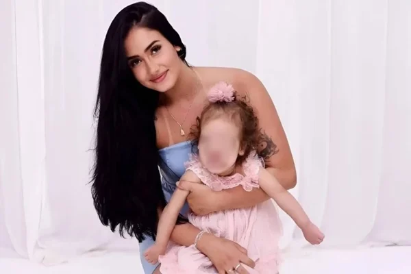 Foto colorida mostra Ana de Santi e filha Soso, que tem paralisia cerebral - Metrópoles