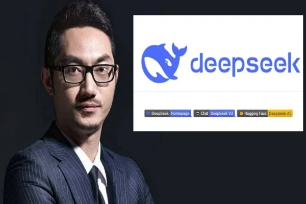 Foto posada de Liang Wenfeng, fundador da DeepSeek, com a imagem da empresa ao fundo - Metrópoles