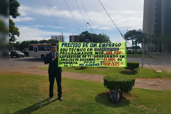 Técnico em informática confecciona faixa e pede emprego nas ruas do DF