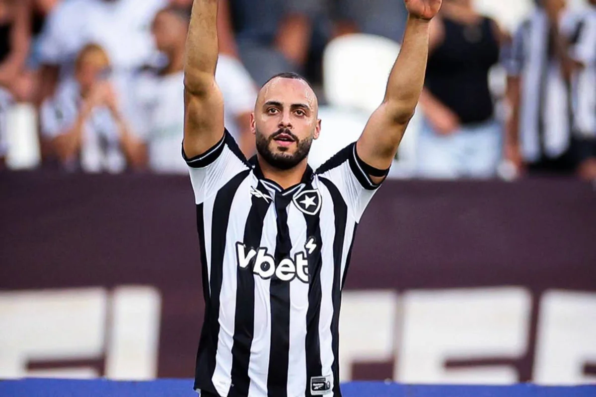 Arthur Cabral é atacante do Botafogo. Arthur Cabral é atacante do Botafogo.