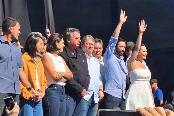 Imagem colorida mostra grupo de pessoas em um palco - Metrópoles