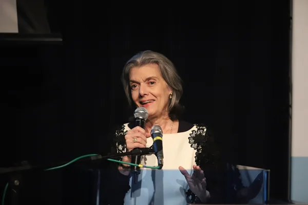 “Cármen Lúcia para presidente do Brasil”, gritam empresárias em evento