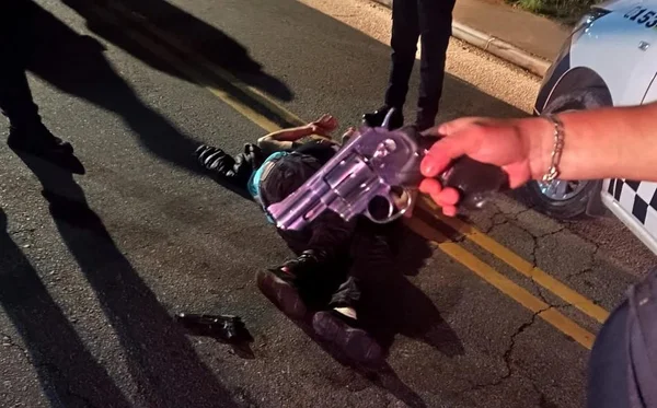 Imagem de simulacro de arma segurada por guarda civil. Uma mulher grávida foi presa na ação - Metrópoles