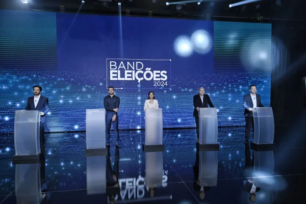 Imagem colorida mostra Ricardo Nunes (MDB), Pablo Marçal (PRTB), Tabata Amaral (PSB), José Luiz Datena (PSDB) e Guilherme Boulos (PSol) no primeiro debate entre os candidatos à Prefeitura de São Paulo - Metrópoles