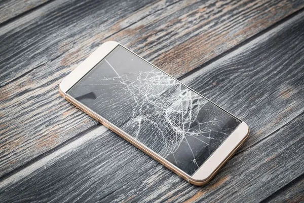 Homem mata esposa por ela ter quebrado a tela do smartphone dele