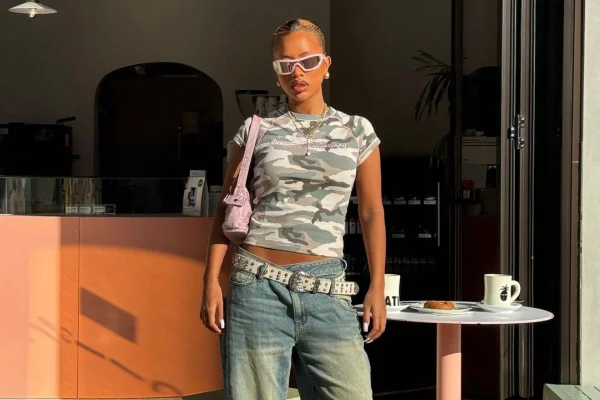 Na imagem com cor, foto de uma influencer com peça em estampa camuflada, tendência de moda que retornou recentemente - metrópoles