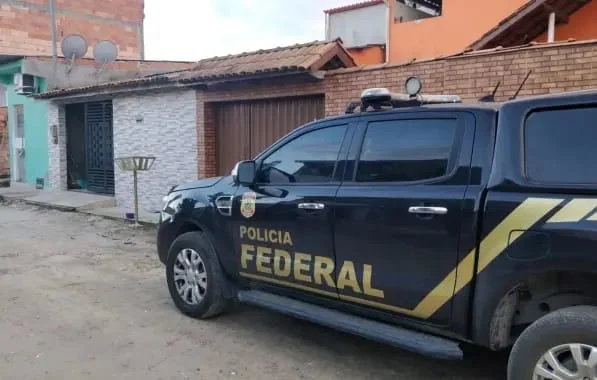 Fotografia colorida de viatura da polícia Federal