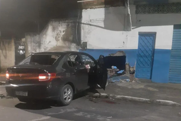 Imagem colorida de carro de motorista de app que morreu baleado ao entrar por engano em comunidade no Rio - Metrópoles