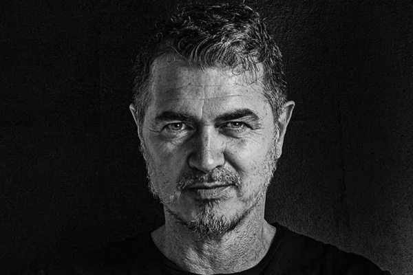 Diretor Miguel Rodrigues em foto em preto e branco - Metrópoles