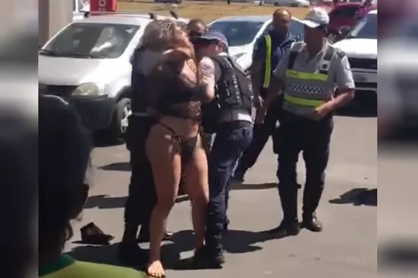 Em novo vídeo, travesti é flagrada destruindo carro de luxo