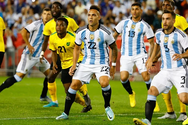 Messi sai do banco, faz dois e sela vitória argentina sobre a Jamaica