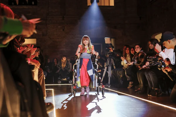 foto com cor. concurso de moda inclusiva SEDPcD - metrópoles
