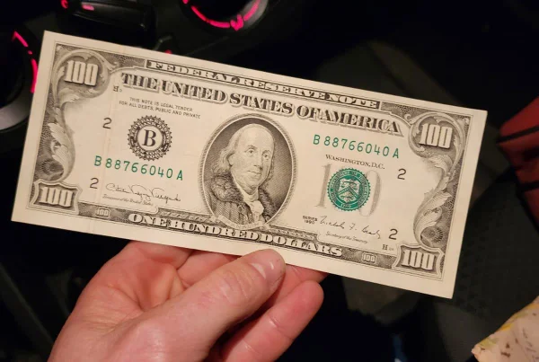 Dólar achado em mala de doação no RS