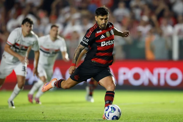 Arrascaeta cobrando pênalti para o Flamengo