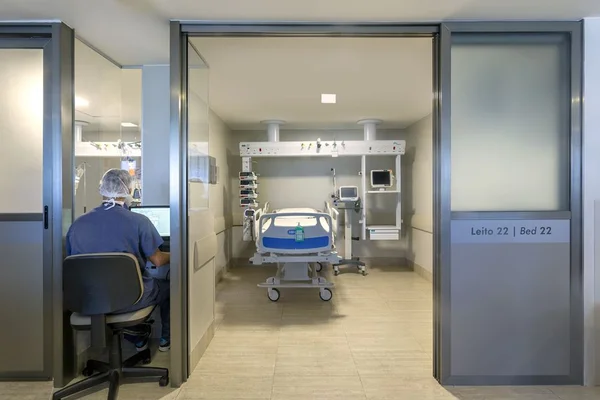 Justiça manda hospital pagar R$ 100 mil a filha após mãe morrer ao cair de leito