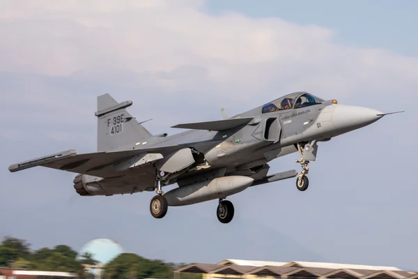 Imagem colorida mostra caça F-39 Gripen - Metrópoles