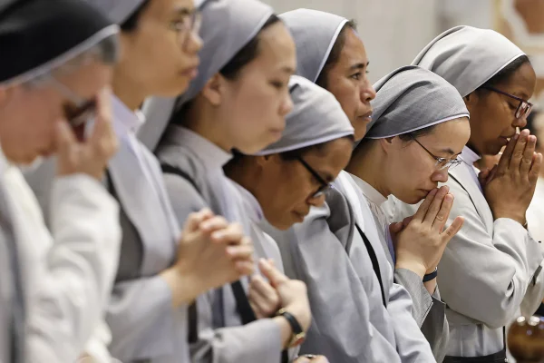 Imagem colorida, Religiosas assistem a missa pelo papa Francisco, na catedral de São Pedro, no Vaticano, em 3 de maio de 2025- Metrópoles