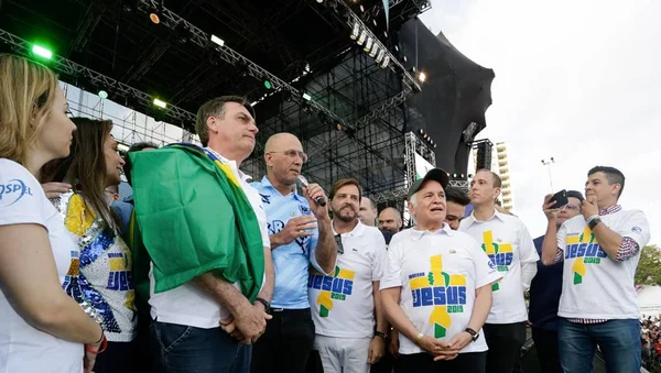 Bolsonaro: “Quem demarca terra indígena sou eu, quem manda sou eu”