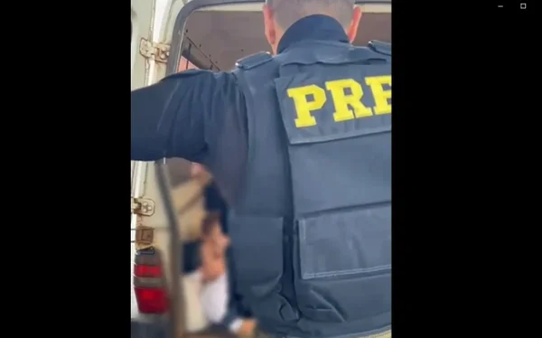 PRF flagra sete pessoas em veículo com capacidade para duas