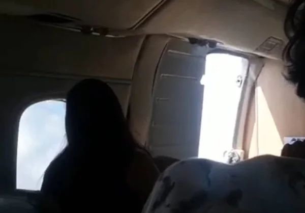 Porta de avião abre durante o voo