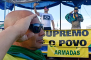 Militantes marcham em frente ao QG do Exército, em Brasília
