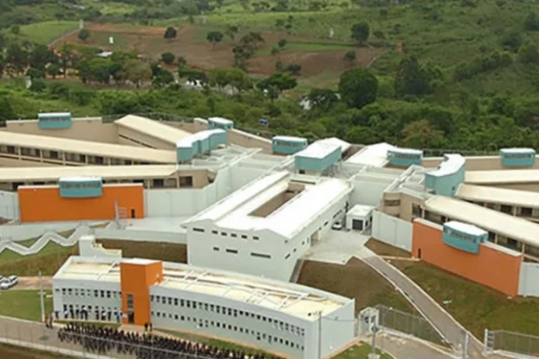 Imagem colorida, Detento é estuprado coletivamente por 4 colegas de cela em presídio - Metrópoles