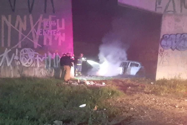 Bombeiros combatem incêndio em carro