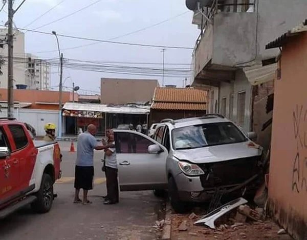 Motorista bêbado perde controle do carro e derruba portão de casa