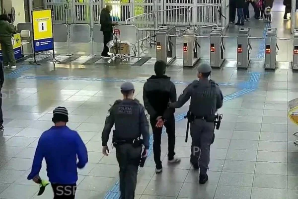 Homem procurado pela Justiça é preso em estação. Captura de tela de câmera de segurança