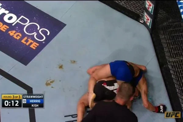 Lutadora do UFC faz força para se livrar de golpe e defeca no octógono