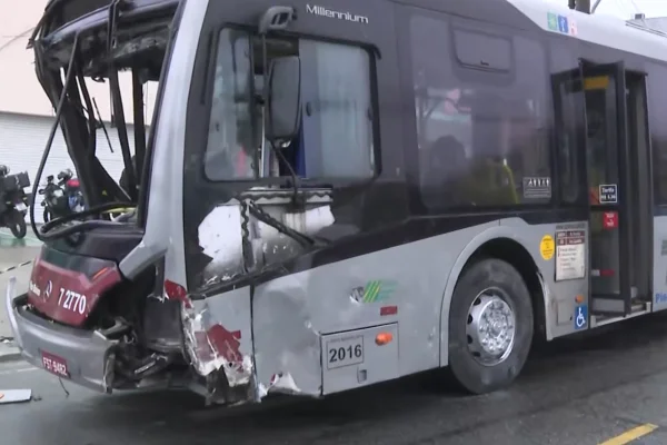 Imagem colorida de ônibus batido. Metrópoles