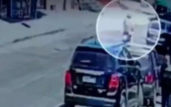 Vídeo. Motociclista morre ao bater em porta de carro e ser atropelado