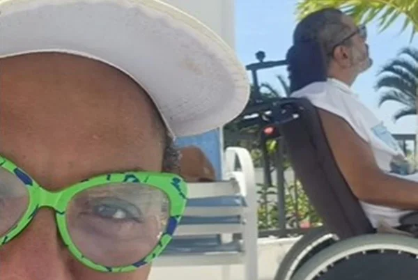 Após assumir novo namoro, Babi Cruz posa na praia com Arlindo Cruz