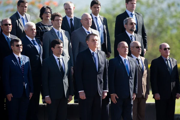 Bolsonaro acompanhado de ministros de sua gestão
