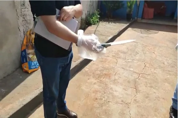 Homem mata namorada de 13 anos com faca