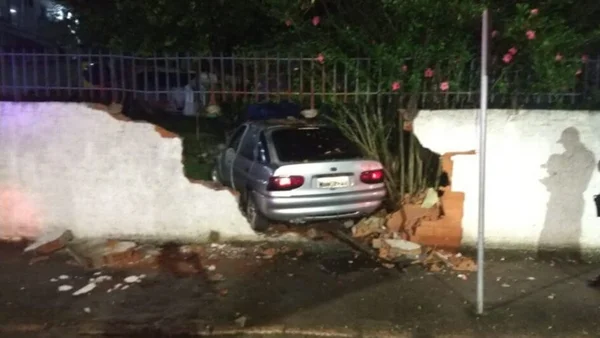 Imagem colorida de carro dentro de muro de uma creche de Santa Catarina - Metrópoles