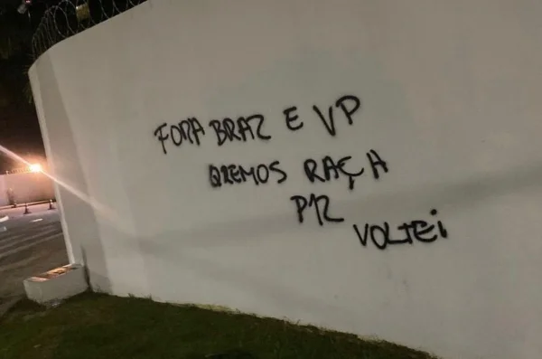 Torcedores do Flamengo protestam no Ninho do Urubu: “Queremos Raça”