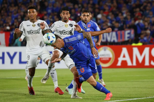 Imagem colorida de jogo entre Botafogo e Universid de Chile - Metrópoles