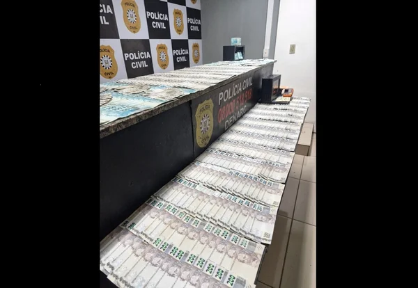 Dinheiro apreendido pela PCRS - Metrópoles