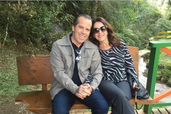 Imagem colorida de Marcio Camargo, irmão do ex-prefeito de Cotia Carlão Camargo, e esposa - Metrópoles